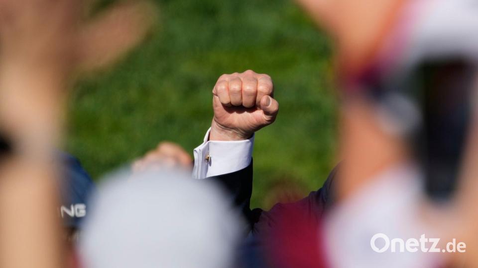 US-Präsident Donald Trump ballt die Faust, während er die Zuschauer beim Ryder Cup Golfturnier auf dem Bethpage Black Golfplatz in Farmingdale in den USA begrüßt. Bild: Alex Brandon/AP/dpa