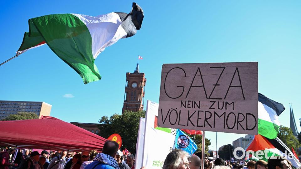 Menschen trugen Fahnen und Schilder. Bild: Annette Riedl/dpa
