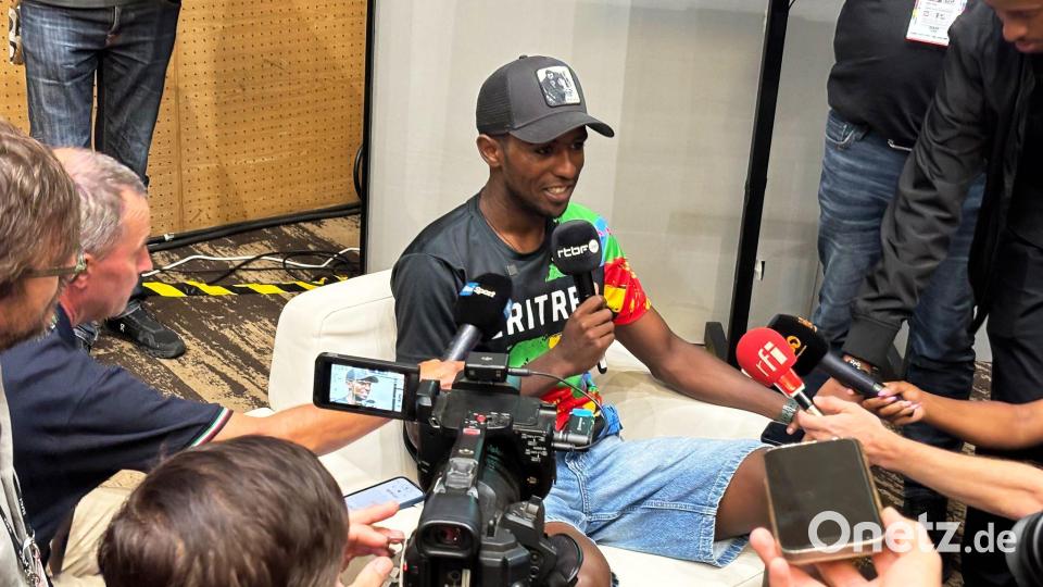 WM in Ruanda: Der eritreische Radprofi Biniam Girmay spricht während einer Pressekonferenz Bild: Felix Schröder/-/dpa