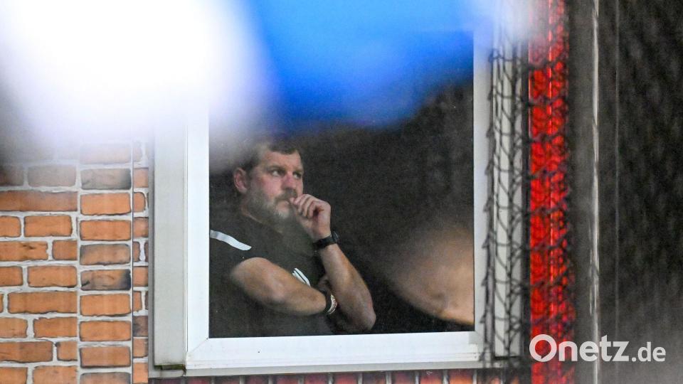 Gesperrter Chefcoach:  Steffen Baumgart, Trainer des 1. FC Union Berlin), verfolgt das Spiel gegen den Hamburger SV in der Alten Försterei aus einem der Stadiontürme neben dem Gästeblock. Bild: Soeren Stache/dpa