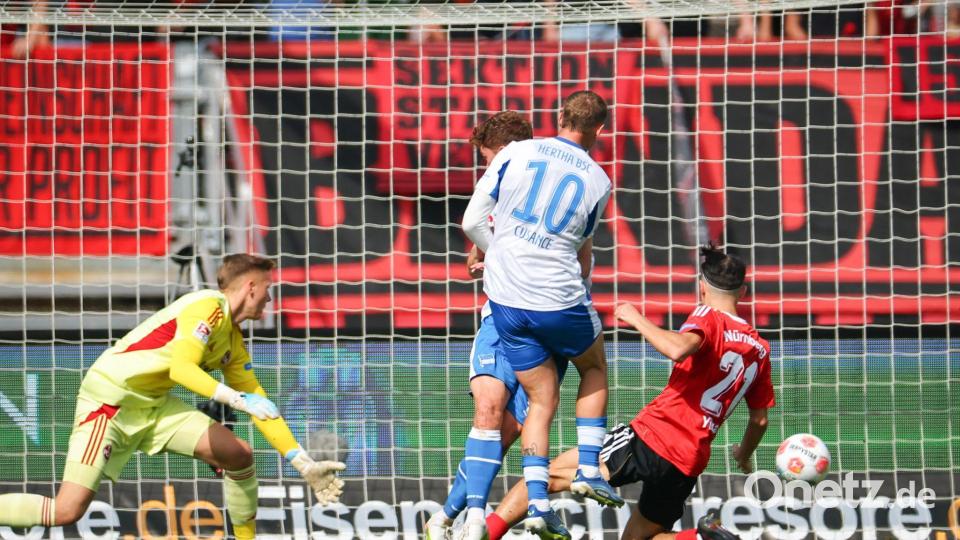 Michael Cuisance (M) erzielt das 2:0 für Hertha. Bild: Daniel Karmann/dpa