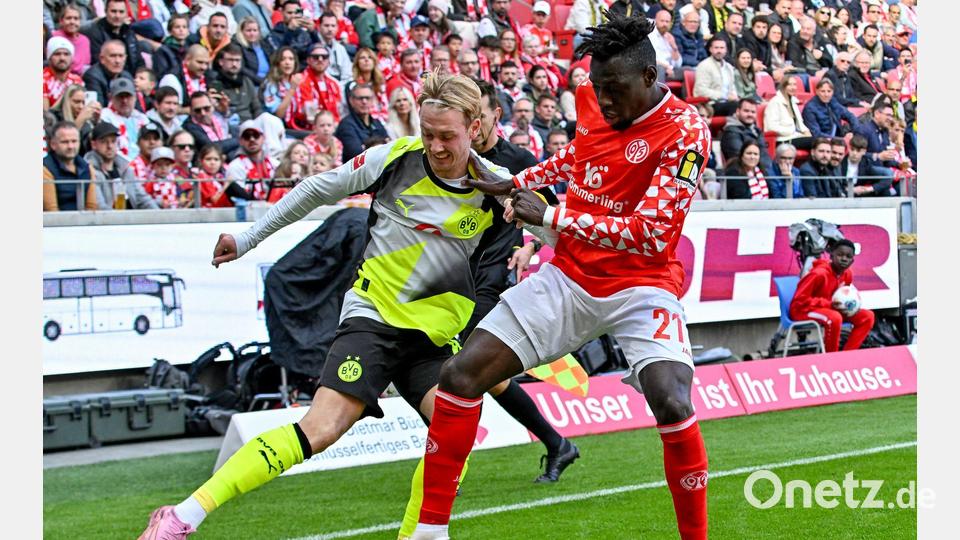 Dortmunds Julian Brandt (l) rückte gegen den FSV Mainz 05 kurzfristig in die Startelf und glänzte dann mit zwei Vorlagen. Bild: Torsten Silz/dpa