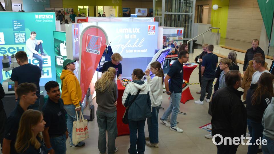 Blick in die Fichtelgebirgsrealschule, in der am Samstag die 22. Ausbildungsmesse der Wirtschaftsjunioren Fichtelgebirge stattfand. Bild: jr
