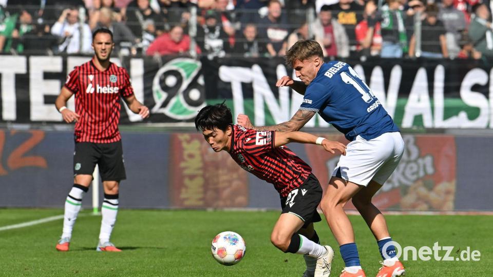 Zweikampf um den Ball: Hayate Matsuda (Hannover 96) wird von Joel Grodowski (Arminia Bielefeld) bedrängt. Bild: Swen Pförtner/dpa