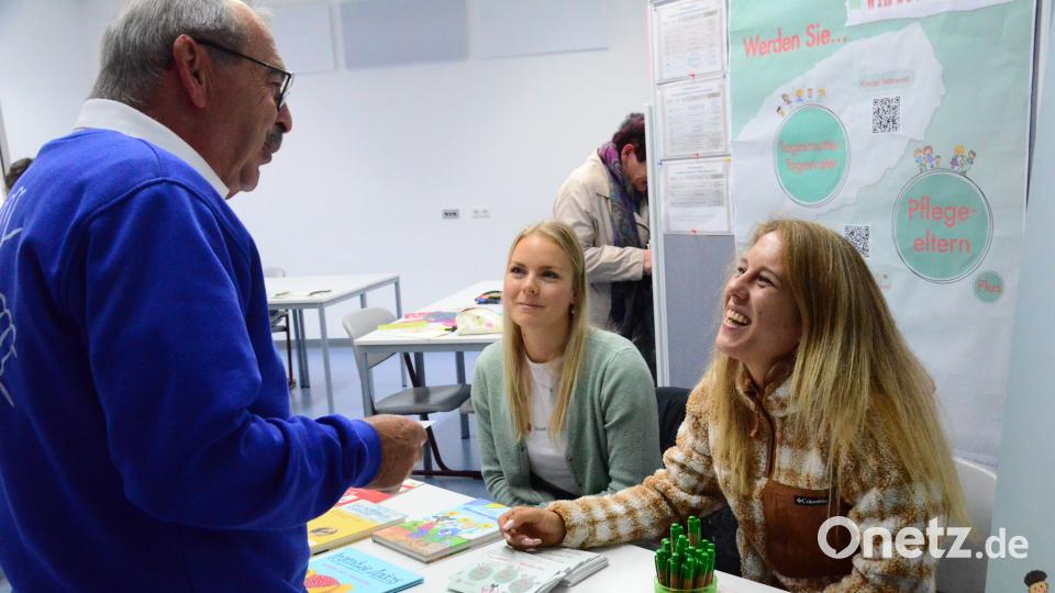 Die Veranstalter des erste Weidener Gesundheits- & Sozialtags freuen sich über große Resonanz. Die Besucher wurden an den Infoständen herzlich gegrüßt. Bild: Kunz
