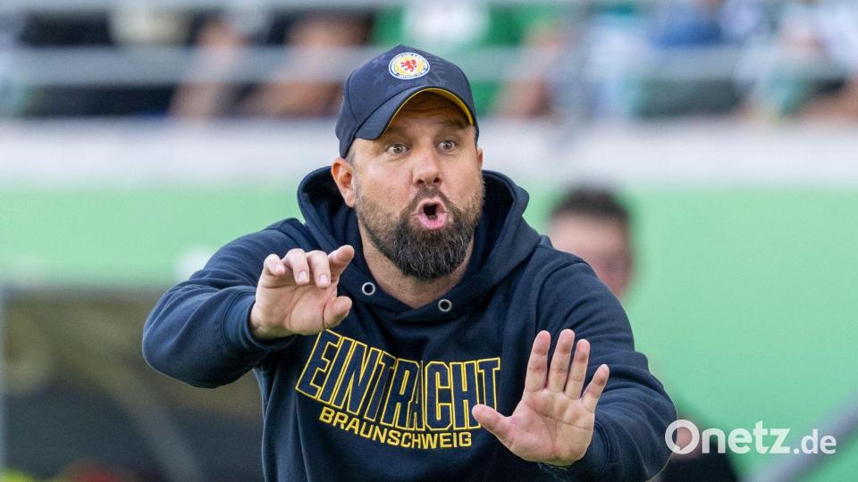 Die Anweisungen waren vergebens: Trainer Heiner Backhaus verlor mit Braunschweig mit 1:3. Bild: David Inderlied/dpa
