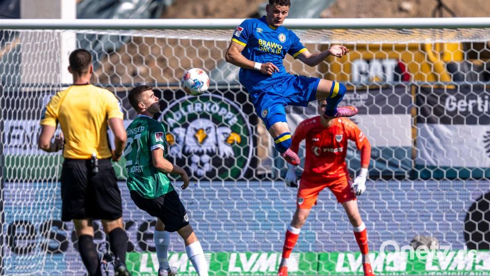 Kampf um jeden Ball im Duell Münster gegen Braunschweig. Bild: David Inderlied/dpa