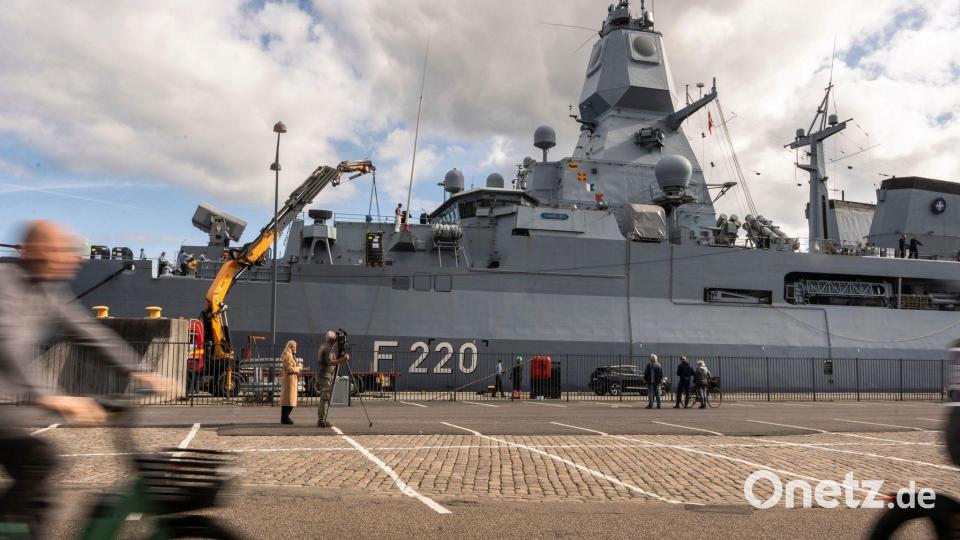 Die Fregatte Hamburg der Deutschen Marine liegt am Sonntag in Kopenhagen. Wenige Tage vor zwei EU-Gipfeltreffen in Kopenhagen sind an dänischen Militärstandorten erneut Drohnen unbekannter Herkunft gesichtet worden. Bild: Emil Nicolai Helms/Ritzau Scanpix Foto/AP/dpa