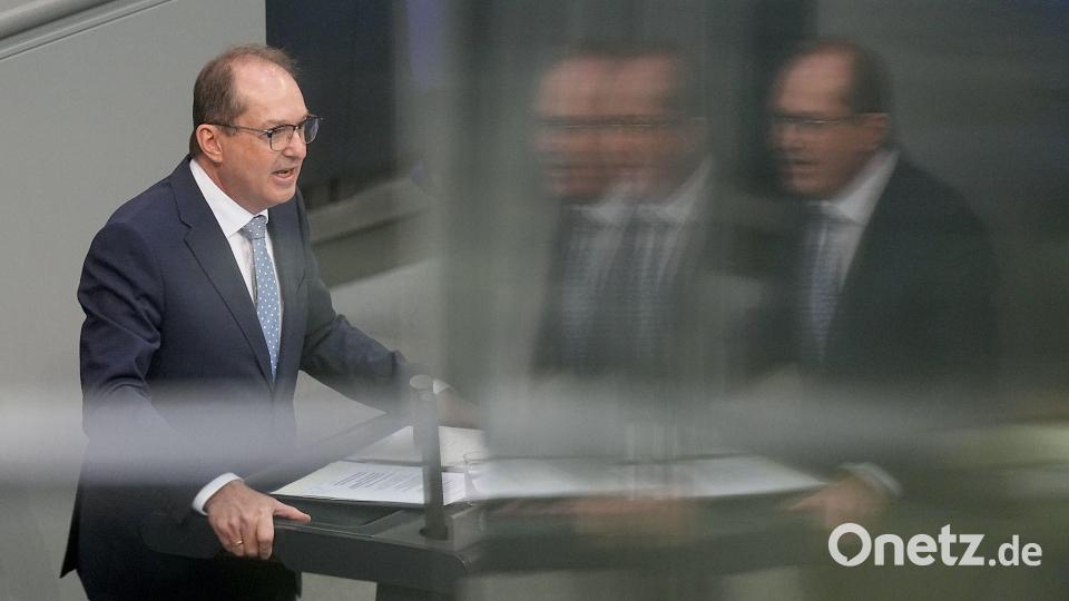 Zum Schutz gegen illegale Drohnenüberflüge plant Innenminister Alexander Dobrindt (CSU) eine Gesetzesreform. (Archivbild) Bild: Michael Kappeler/dpa