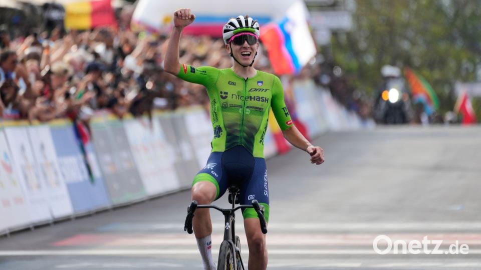 Erneut Weltmeister: Der Slowene Tadej Pogacar feiert seinen Sieg im Straßenrennen. Bild: Jerome Delay/AP/dpa