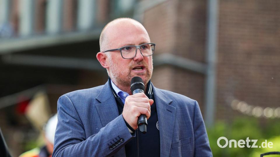 In Duisburg musste sich der amtierende Oberbürgermeister Sören Link in der Stichwahl einem AfD-Herausforderer stellen. (Archivbild) Bild: Christoph Reichwein/dpa