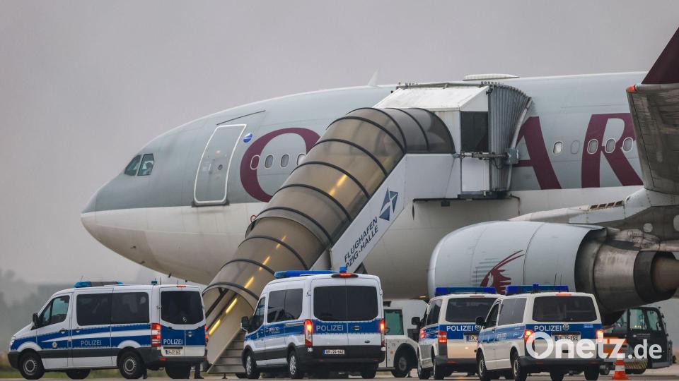 Im Juli startete von Leipzig/Halle aus der bisher zweite Abschiebeflug seit der Machtübernahme der Taliban 2021 nach Afghanistan. An Bord waren nach Behördenangaben 81 Straftäter. Bild: Jan Woitas/dpa