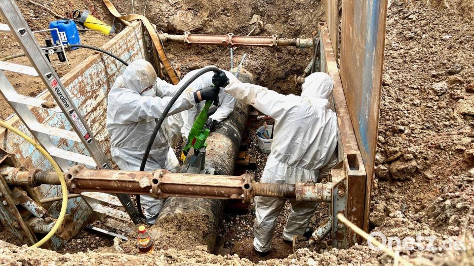 Nach einem Wasserrohrbruch in Weiden ist der Fahrradweg an der B22 zwischen TÜV und der Auffahrt zur Spielvereinigung gesperrt. Bild: Gabi Schönberger