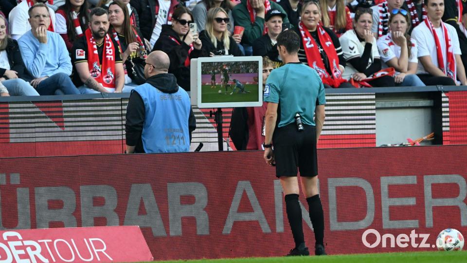 Schiedsrichter Matthias Jöllenbeck gab nach Ansicht der TV-Bilder einen Strafstoß für den VfB Stuttgart. Bild: Federico Gambarini/dpa