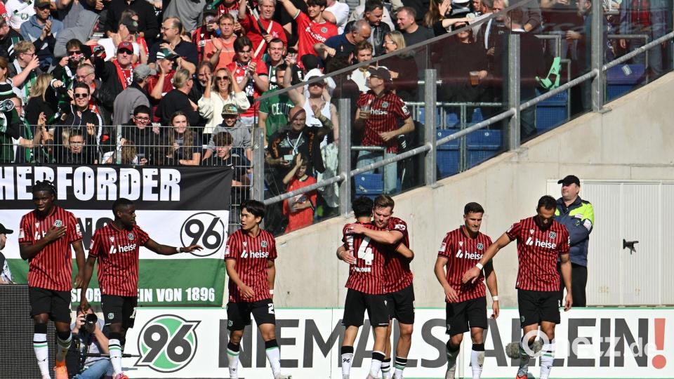 Spiel gedreht: Hannover 96 feiert das 2:1 durch Hayate Matsuda (M). Bild: Swen Pförtner/dpa