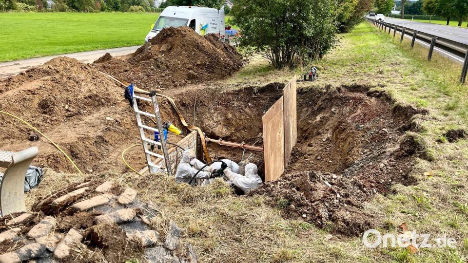 Wasserrohrbruch Fahrradweg neben B22 Bild: Gabi Schönberger