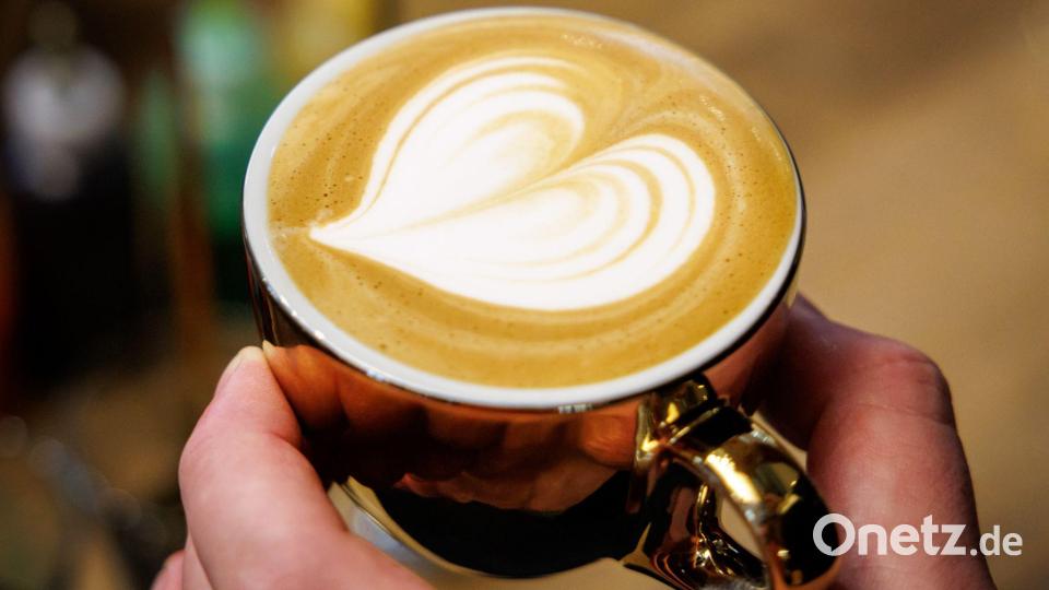 Von vielen gerne regelmäßig getrunken: der Cappuccino. (Archivbild) Bild: Daniel Karmann/dpa