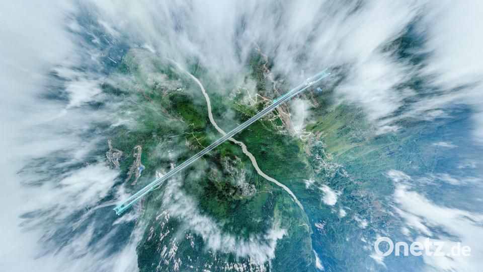 Die Drohnenaufnahme zeigt die Huajiang Grand Canyon Bridge in der südwestchinesischen Provinz Guizhou. Bild: Ou Dongqu/XinHua/dpa