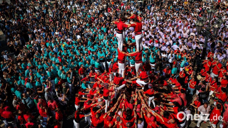 Ein Turm aus Menschen entsteht beim &quot;Castellers&quot;-Tag im Rahmen des La Mercè-Festival  in Barcelona. Bild: Lorena Sopêna/EUROPA PRESS/dpa