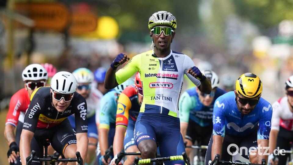 Biniam Girmay feiert seinen ersten Tagessieg bei der Tour de France. (Archivbild) Bild: Daniel Cole/AP/dpa
