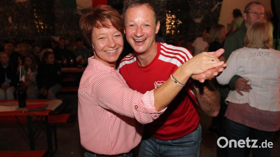 Sonja und Alex genießen die prächtige Atmosphäre und schwingen das Tanzbein. Bild: pi