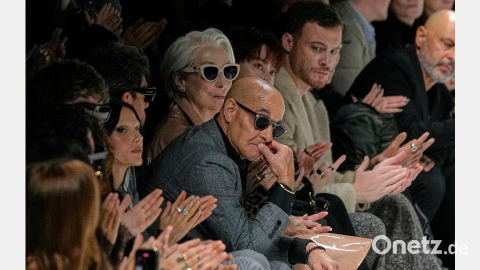 Meryl Streep taucht in Mailand bei der Schau von Dolce &amp; Gabbana auf, mit Stanley Tucci (ebenfalls mit Sonnenbrille) an ihrer Seite. Bild: Luca Bruno/AP/dpa