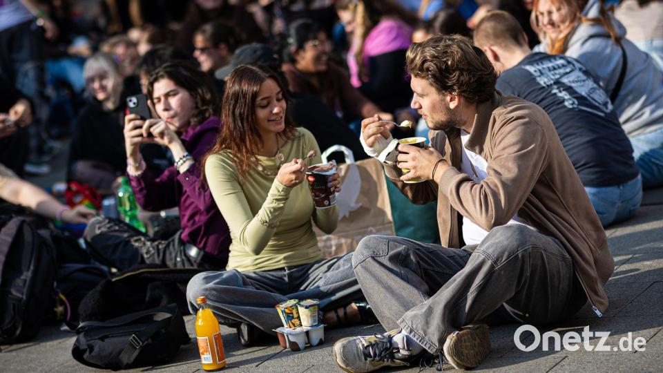 Neuer Internet-Trend:  Menschen treffen sich in Hannover, einem Platz in Hannover, um Pudding mit Gabeln zu essen. Bild: Moritz Frankenberg/dpa