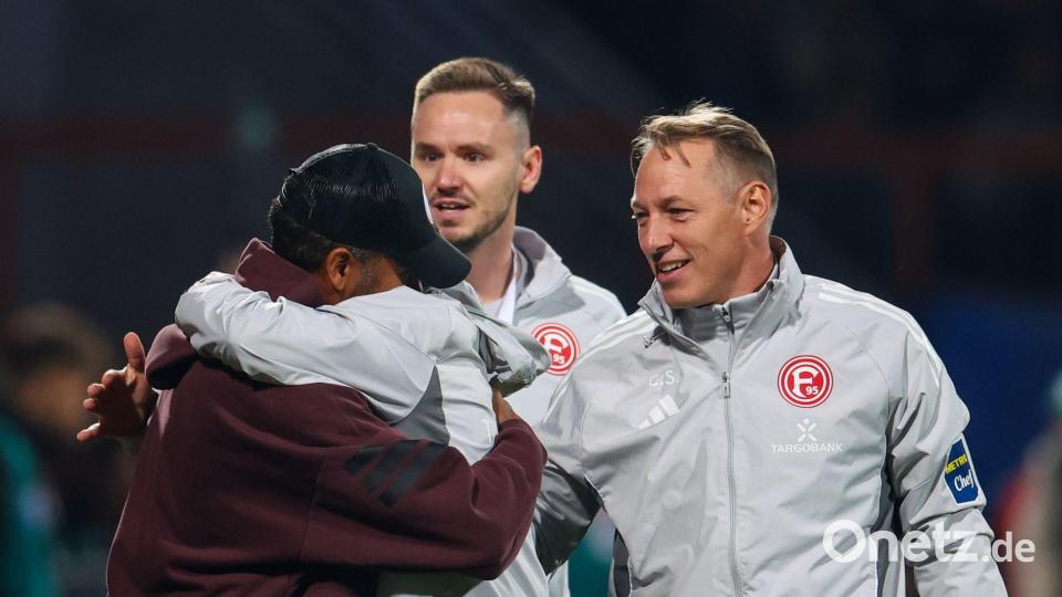 Pure Freude: Trainer Daniel Thioune umarmt nach dem Spiel seine Co-Trainer. Bild: Christoph Reichwein/dpa