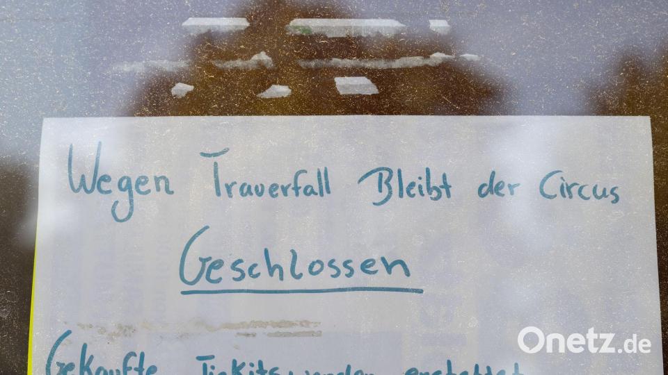 Ein handgeschriebener Zettel an der Kasse informiert die Zirkusbesucher über die Schließung wegen eines Trauerfalls. Bild: Sebastian Kahnert/dpa