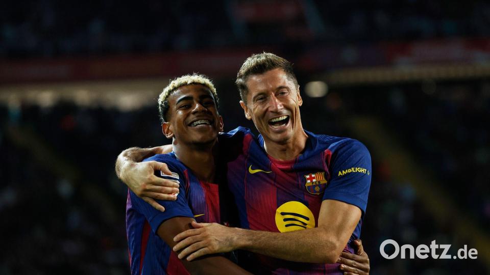 Yamal und Lewandowski feiern das zweite Tor. Bild: Joan Monfort/AP/dpa