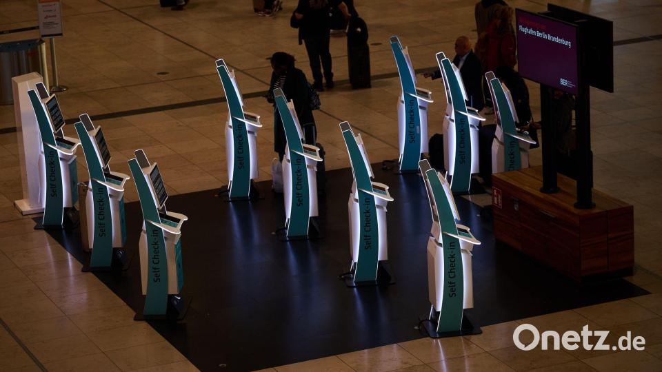 Passagiere checken am BER selber ein, nachdem der Flughafen immer noch mit Folgen eines Cyberangriffs kämpft. Bild: Annette Riedl/dpa