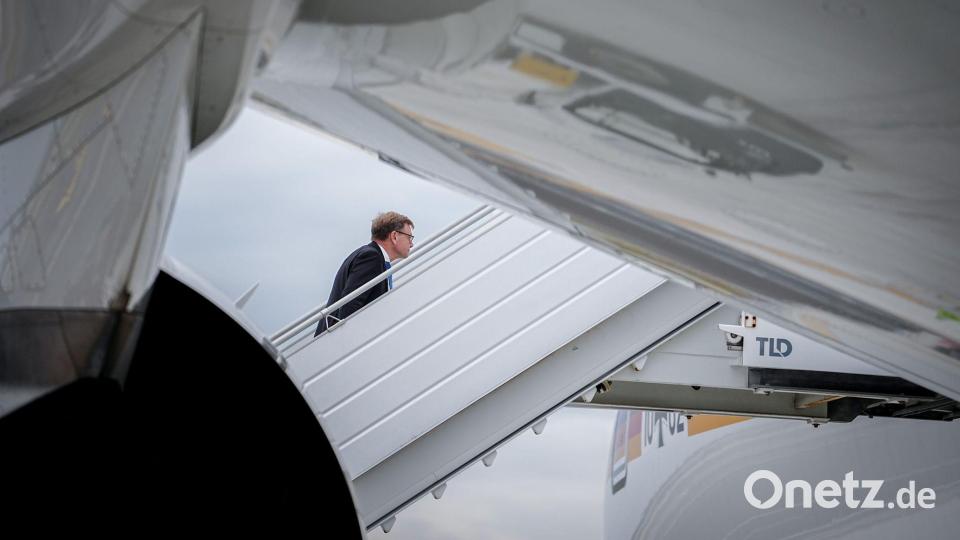 Außenminister Johann Wadephul geht nach der Generaldebatte der UN-Vollversammlung in New York auf dem JFK-Flughafen die Gangway zum Airbus A350 der Luftwaffe für den Rückflug nach Berlin hinauf. Bild: Kay Nietfeld/dpa