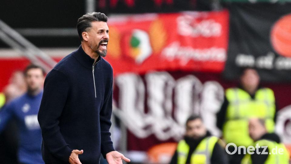 Im Angriff harmlos, in der Defensive anfällig - Sandro Wagner konnte mit seinen Augsburgern nicht zufrieden sein. Bild: Harry Langer/dpa