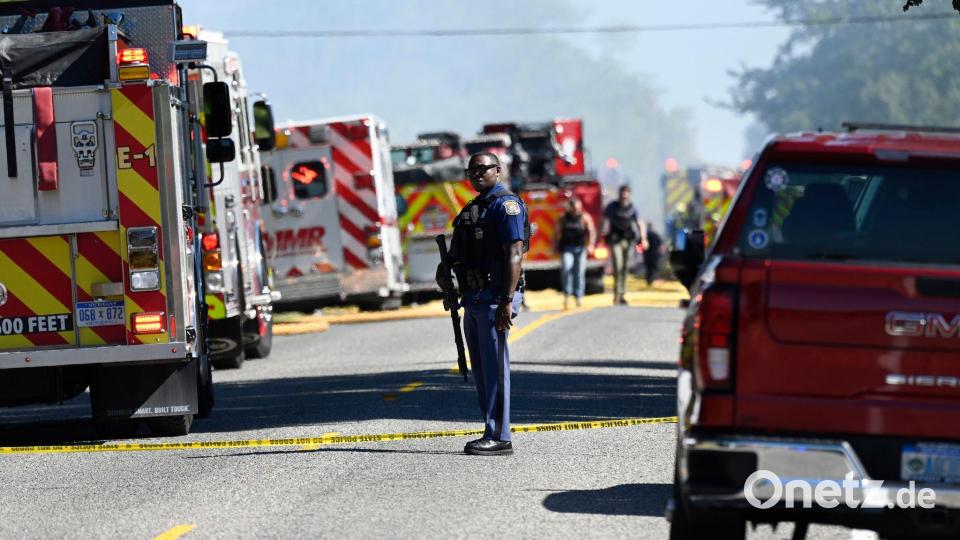 Ein Michigan State Trooper steht an der McCandlish Road in der Nähe einer Kirche in Grand Blanc. Bei Schüssen in einer Kirche in den USA hat es nach Polizeiangaben mehrere Opfer gegeben. Bild: Jose Juarez/FR171038 AP/AP/dpa