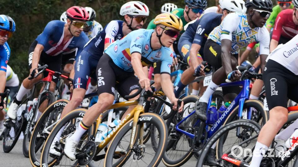 Der Belgier Remco Evenepoel (Mitte) in Aktion. Bild: Jerome Delay/AP/dpa