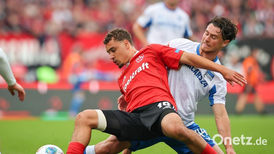 Kampf um den Ball: Nürnbergs Rafael Lubach (l) und Hertha-Profi Jon Dagur Thorsteinsson. Bild: Daniel Karmann/dpa