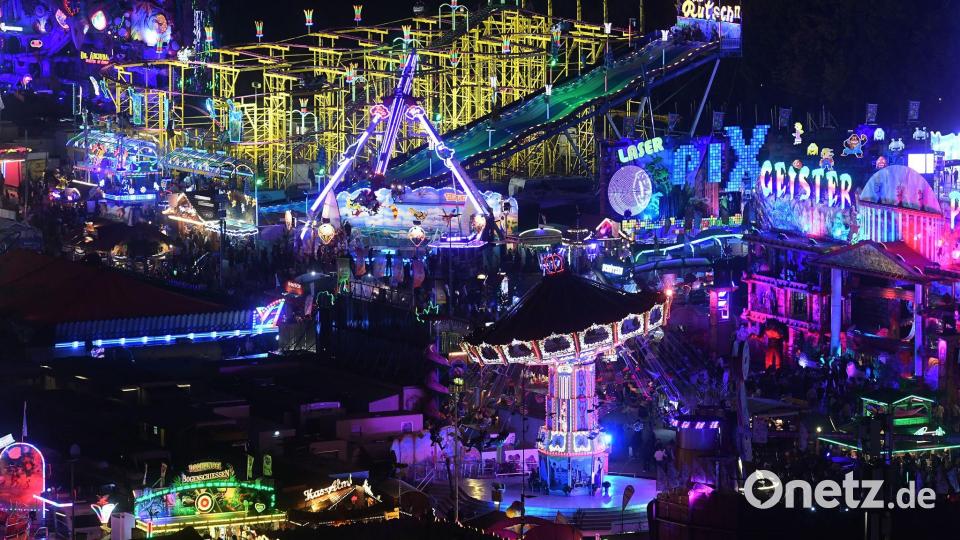 Fahrgeschäfte leuchten auf dem Oktoberfest. Bild: Felix Hörhager/dpa