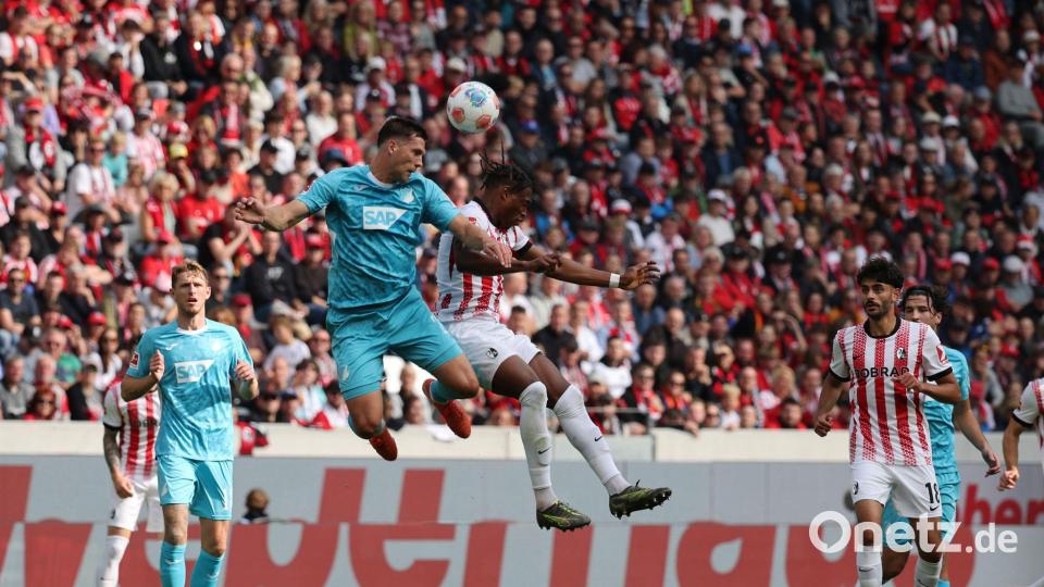 Lufthoheit beim Baden-Duell: Hoffenheims Robin Hranac (2. von l.) gegen Junior Adamu Bild: Philipp von Ditfurth/dpa