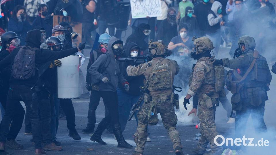 In Portland gibt es seit Längerem Proteste rund um eine ICE-Einrichtung - dabei wurde im Juni auch Tränengas gegen Demonstranten eingesetzt. (Archivbild) Bild: Jenny Kane/AP/dpa