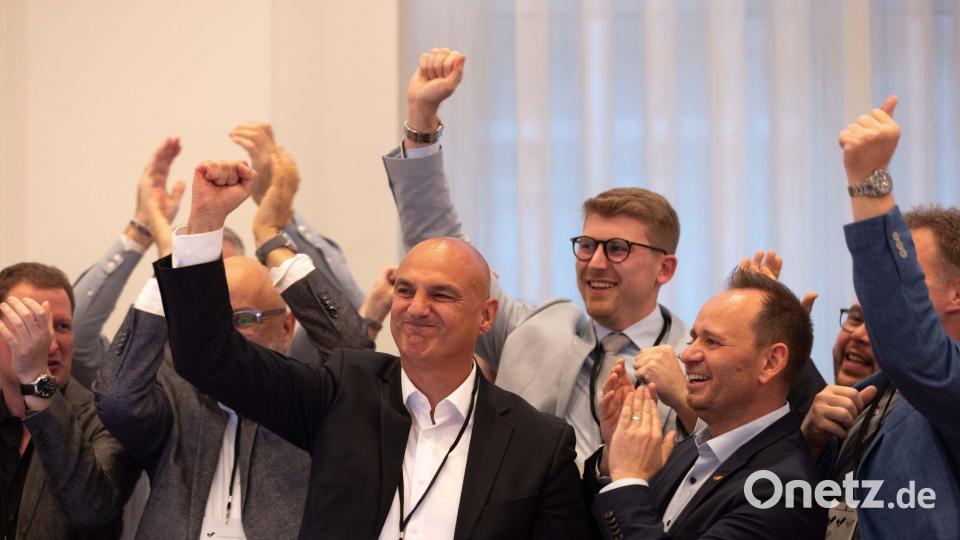 Jubelnder Sieger: Mit knappem Vorsprung wurde der CDU-Kandidat Alexander Kalouti  bei den Stichwahlen nach der Kommunalwahl zum Oberbürgermeister von Dortmund gewählt. Bild: Dieter Menne/dpa