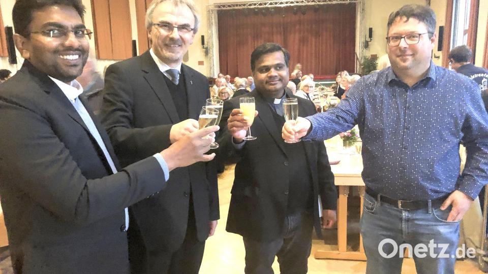 Das Come Together fand im Jugendheim statt. Auf das Ereignis wurde mehrmals angestossen. Im Bild: Vikar Joseph, der Pfarrer und Prodekan aus Erbendorf Martin Besold, Pfarrer Martin und Pfarrgemeinderat Wolfgang Konz aus Fuchsmühl. Bild: wro