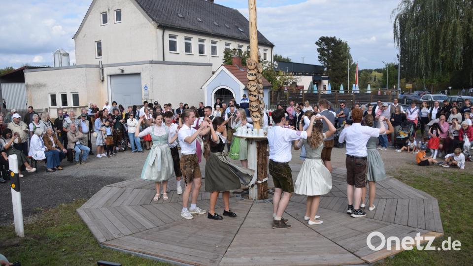 Höhepunkt am Sonntagnachmittag war der Tanz um den Kriwabaum. Bild: fz