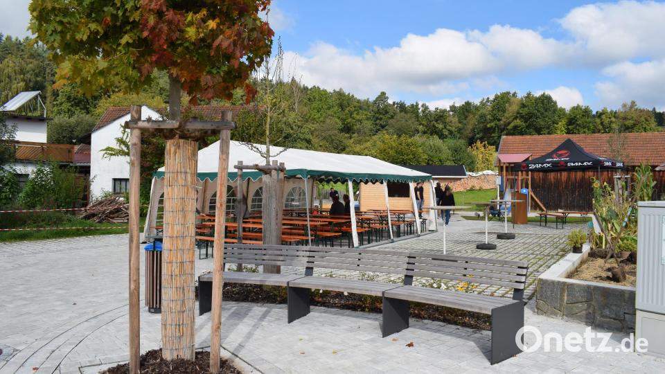 Der neue Dorfplatz in Weidenthal soll nach dem Wunsch aller Beteiligten ein Ort der Begegnung und Dorfgemeinschaft werden. Bild: bnr