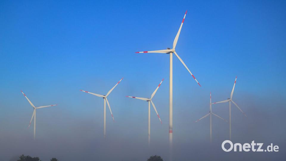 Morgens ragen Windenergieanlagen bei Jacobsdorf aus dem Nebel. Bild: Patrick Pleul/dpa
