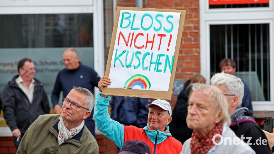 Die Menschen diskutierten teilweise kontrovers miteinander. Bild: Bernd Wüstneck/dpa