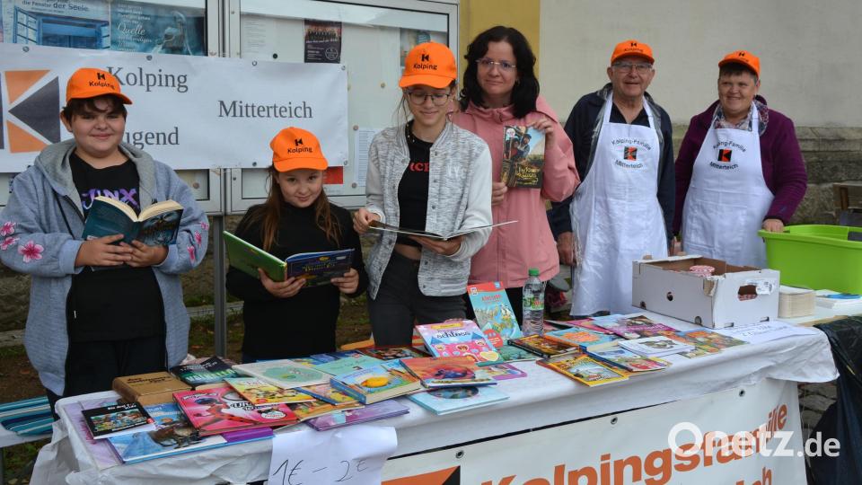 Die Kolpingsfamilie Mitterteich brachte etwas Farbe in den Marktsonntag, sie verkaufte Grillspezialitäten und Bücher. Bild: jr