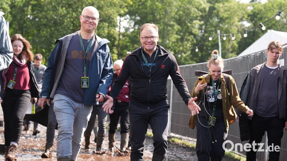 Beim Wackener Open Air Festival in Schleswig-Holstein kamen Ende Juli und Anfang August Schlammschutzmatten aus Moorgräsern zum Einsatz. Solche Produkte will Umweltminister Carsten Schneider fördern. Bild: Marcus Brandt/dpa