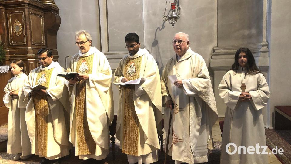 Den Gottesdienst, der auch ein Festakt war, zelebrierten vier Geistliche: der neue Pfarrer Martin, Prodekan Martin Besold, Pfarrvikar Joseph und Siegfried Wölfl (eingerahmt von den Ministrantinnen, von links). Bild: wro