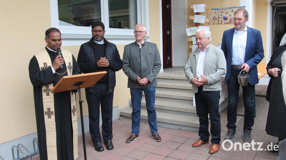 Pfarrer John Subash Vincent (links) hebt wie Architekt Rudolf Meißner (Zweiter von rechts) das großartige Engagement des Kirchenpflegers Josef Meckl (Mitte) hervor. Bild: pi