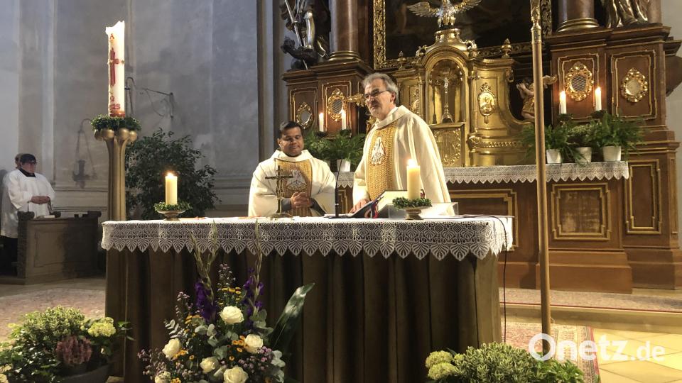 Pfarrer Besold übergibt die Leitung des Gottesdienst an Pfarrer Martin (links). Bild: wro